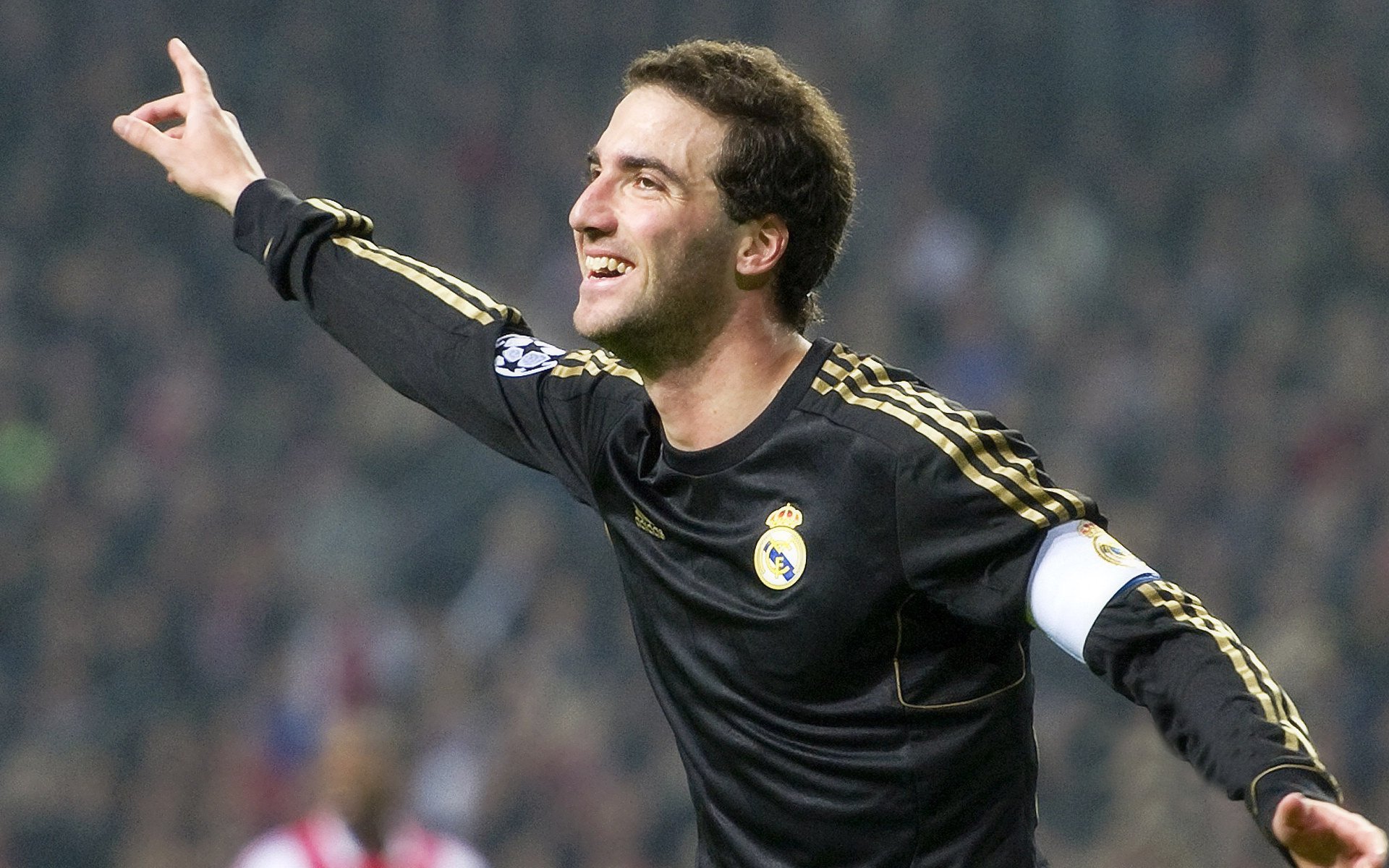 包含加拿大队不断突破！，姆巴佩连续三场比赛得分超过出色防守赛场气氛高涨的词条